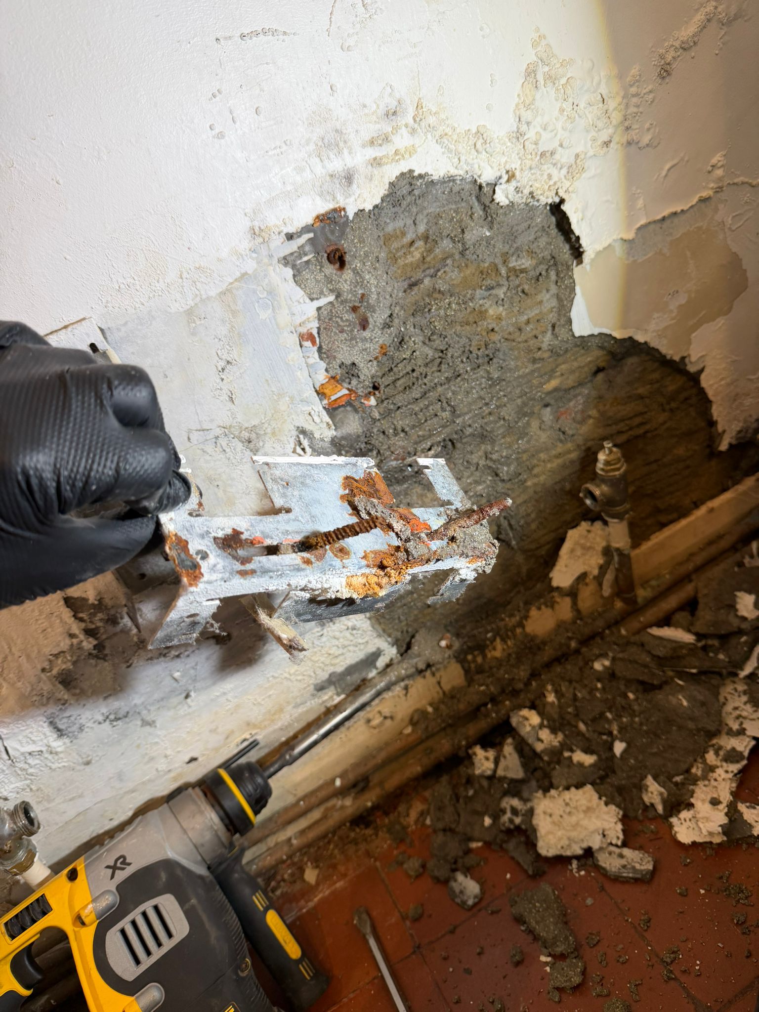 Damage_caused_by_hidden_leak_in_wall_(3)